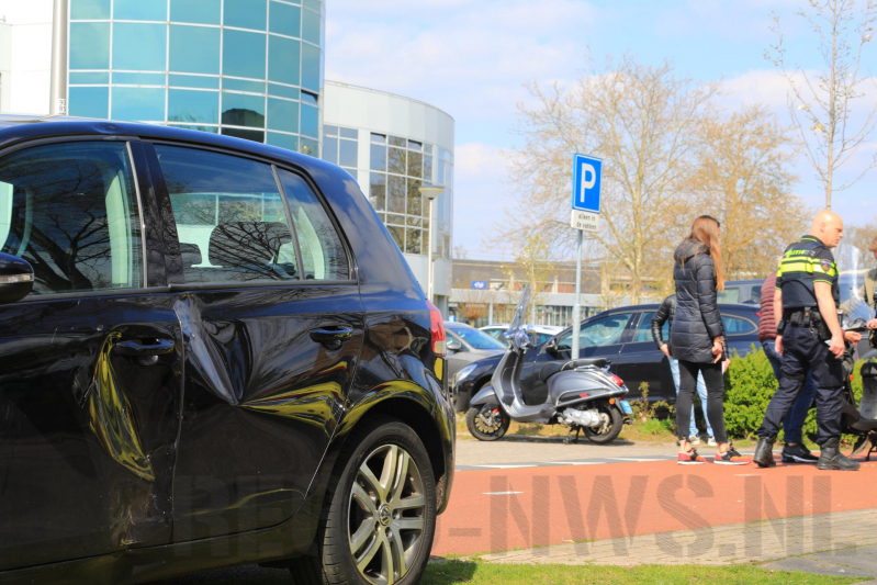 Automobilist ziet scooterrijdster over het hoofd