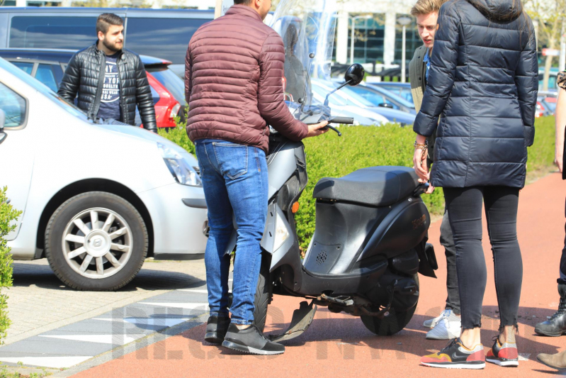 Automobilist ziet scooterrijdster over het hoofd