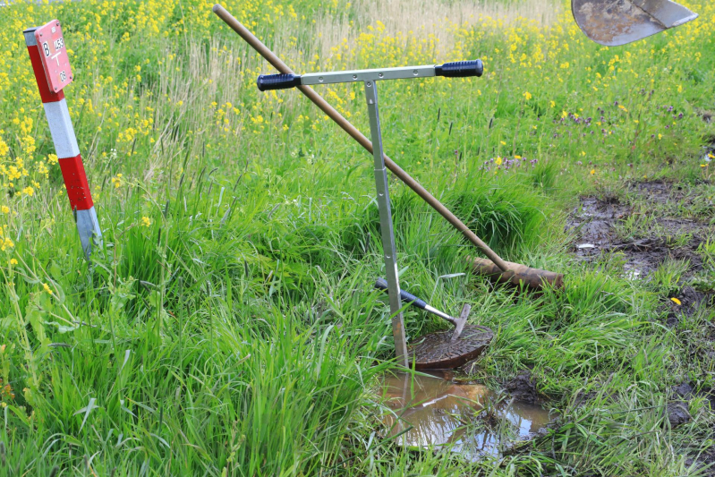 Brandkraan lek langs provinciale weg