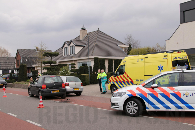 Auto botst op wegrijdende auto van parkeerplaats