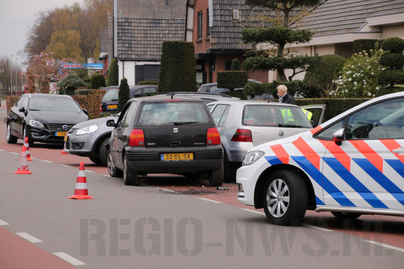 Auto botst op wegrijdende auto van parkeerplaats