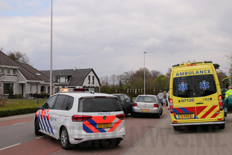 Auto botst op wegrijdende auto van parkeerplaats