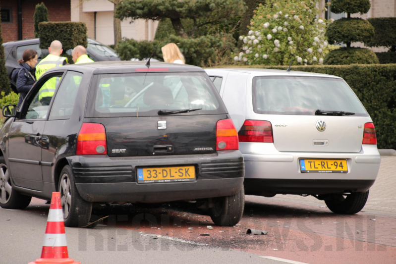 Auto botst op wegrijdende auto van parkeerplaats