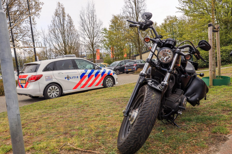 Motorrijder onderuit en raakt zwaargewond