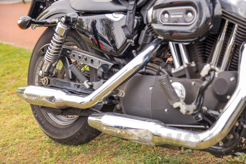 Motorrijder onderuit en raakt zwaargewond