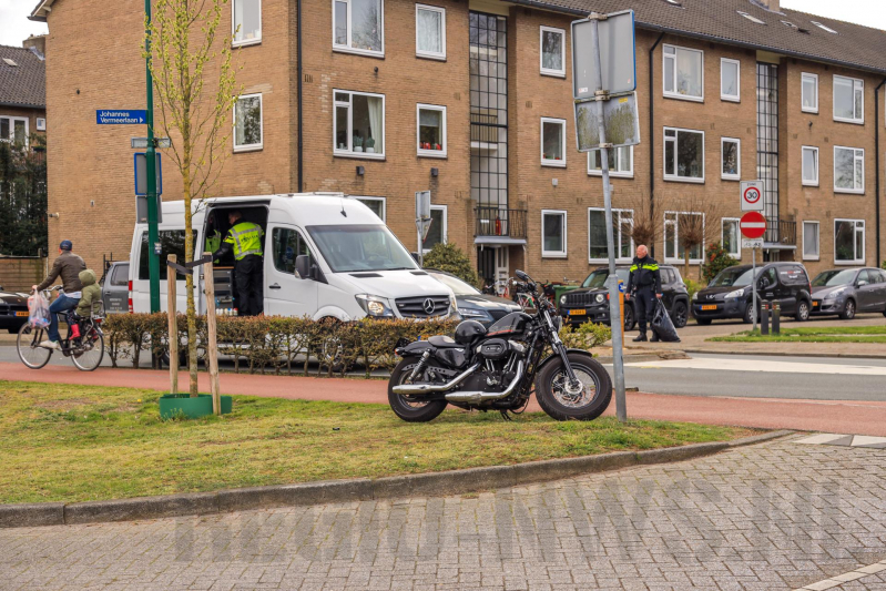 Motorrijder onderuit en raakt zwaargewond