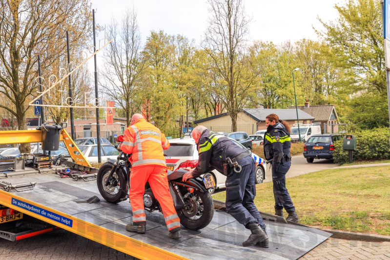 Motorrijder onderuit en raakt zwaargewond