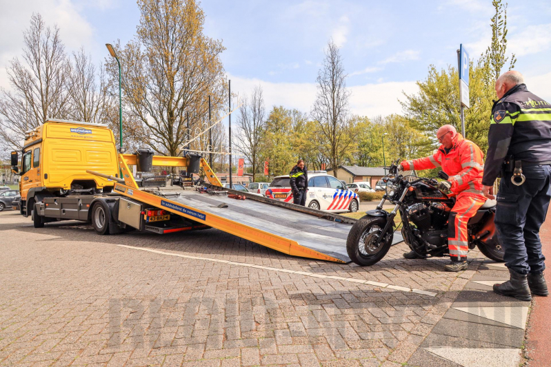 Motorrijder onderuit en raakt zwaargewond
