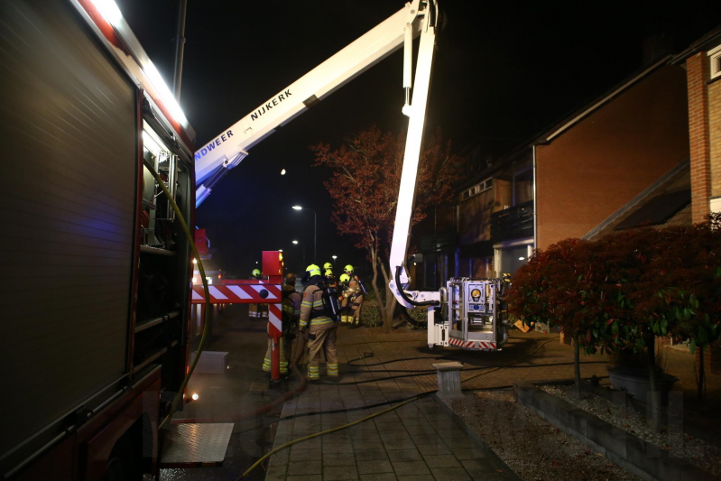 Hevige rookontwikkeling tijdens brand in dak