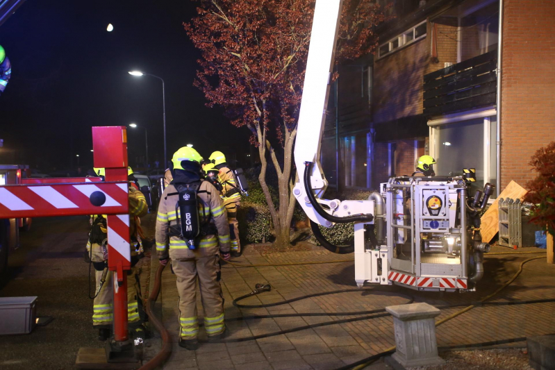 Hevige rookontwikkeling tijdens brand in dak