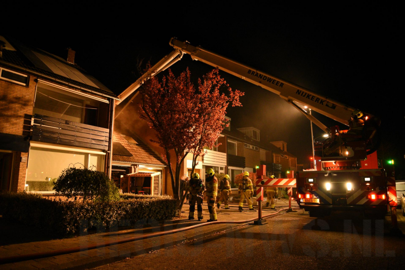 Hevige rookontwikkeling tijdens brand in dak