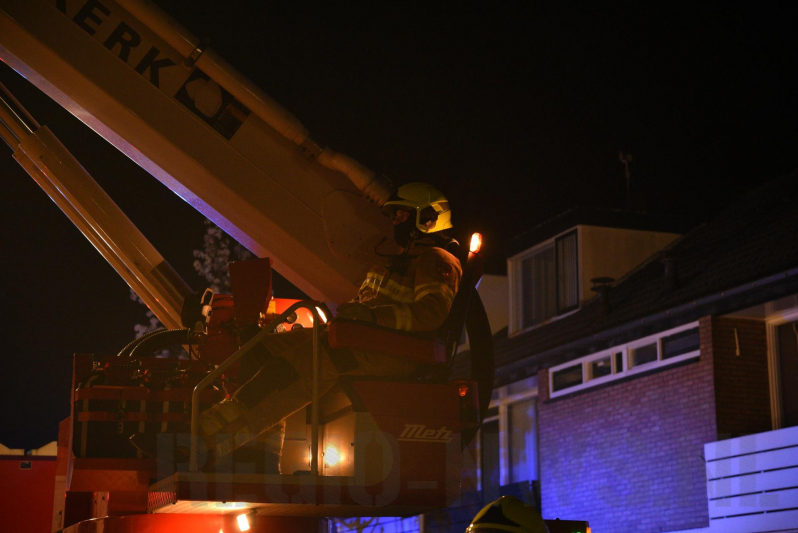 Hevige rookontwikkeling tijdens brand in dak
