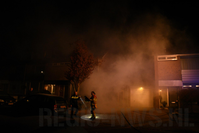 Hevige rookontwikkeling tijdens brand in dak