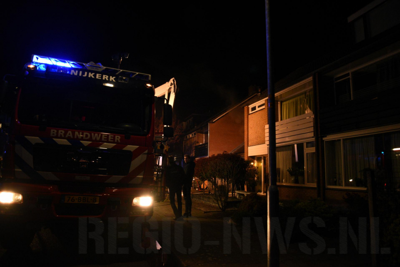 Hevige rookontwikkeling tijdens brand in dak