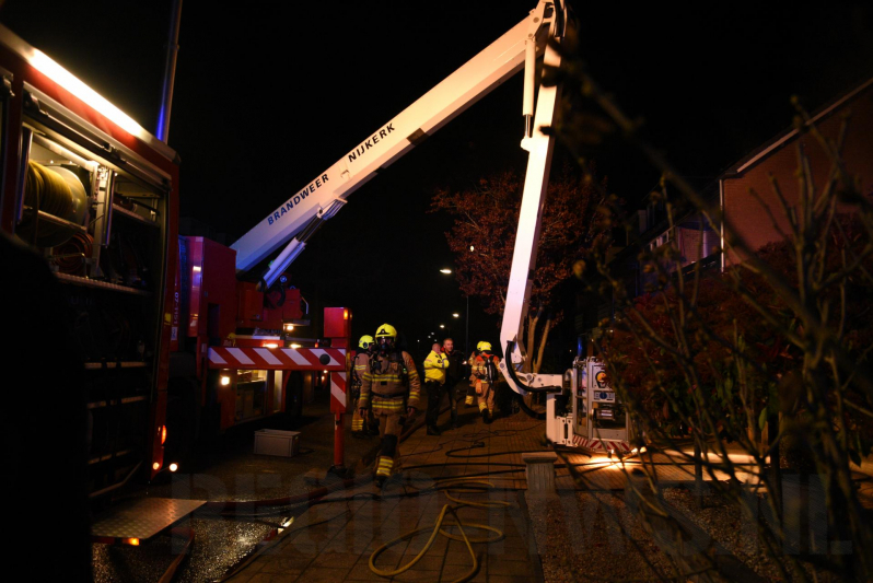 Hevige rookontwikkeling tijdens brand in dak