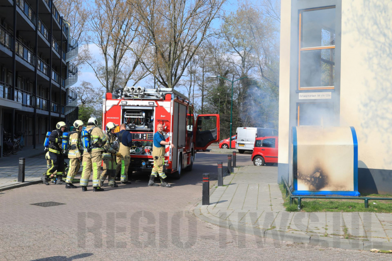 Papiercontainer in brand gestoken