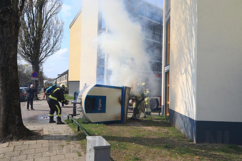 Papiercontainer in brand gestoken