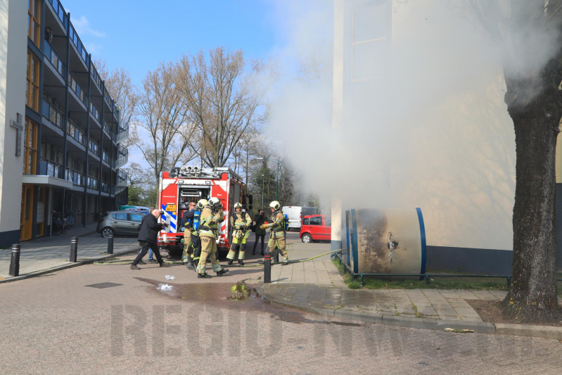 Papiercontainer in brand gestoken
