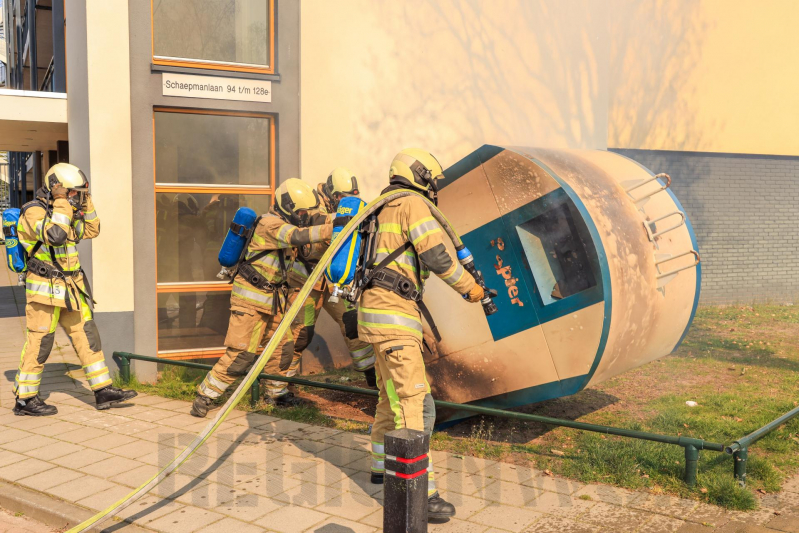 Papiercontainer in brand gestoken
