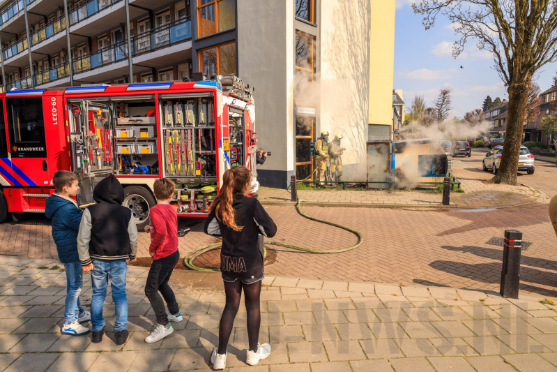 Papiercontainer in brand gestoken