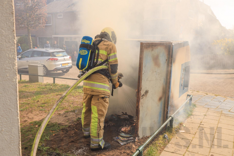 Papiercontainer in brand gestoken