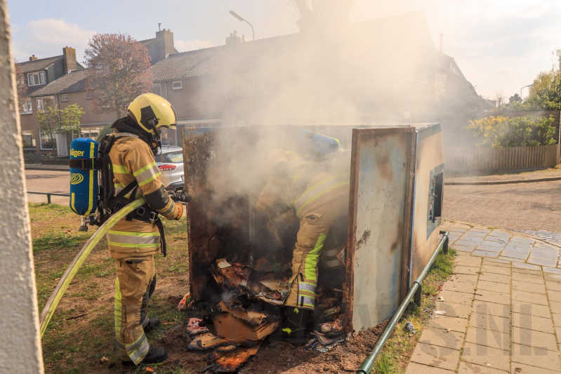 Papiercontainer in brand gestoken