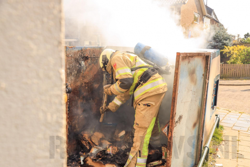 Papiercontainer in brand gestoken