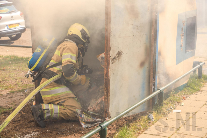 Papiercontainer in brand gestoken