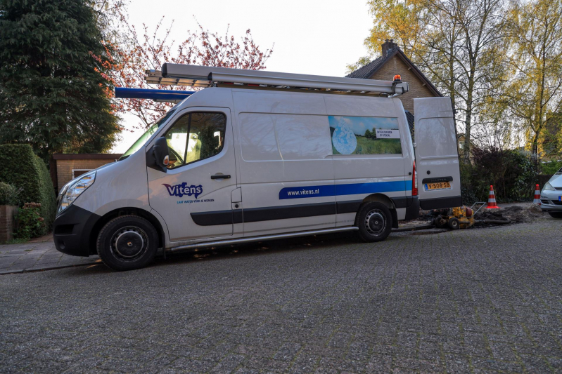 Wortels bomen doorboren waterleiding