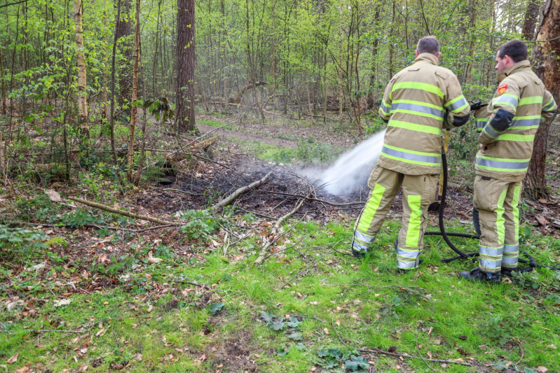 Kleine brand in bos achter Dierentuin
