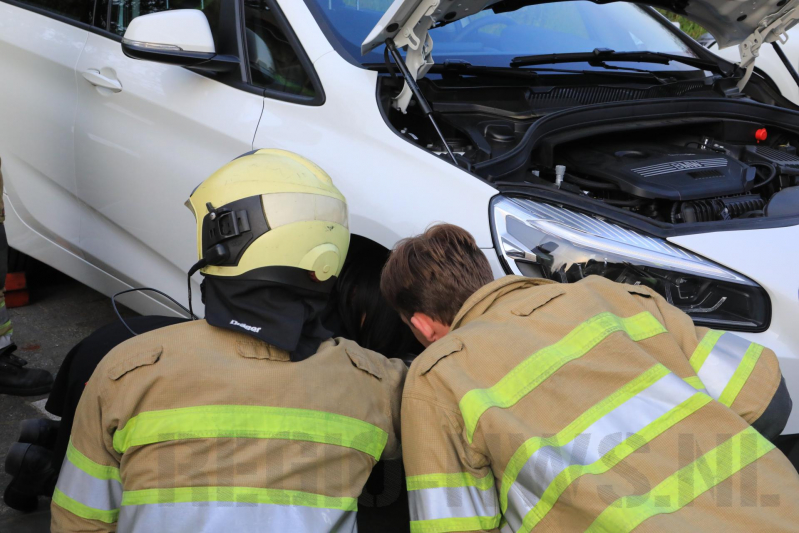 Poes Soba vast in motorcompartiment