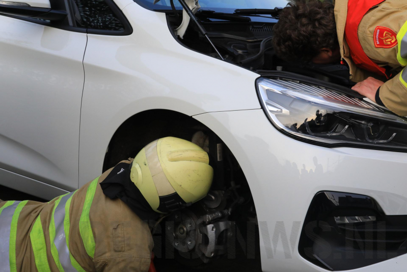 Poes Soba vast in motorcompartiment