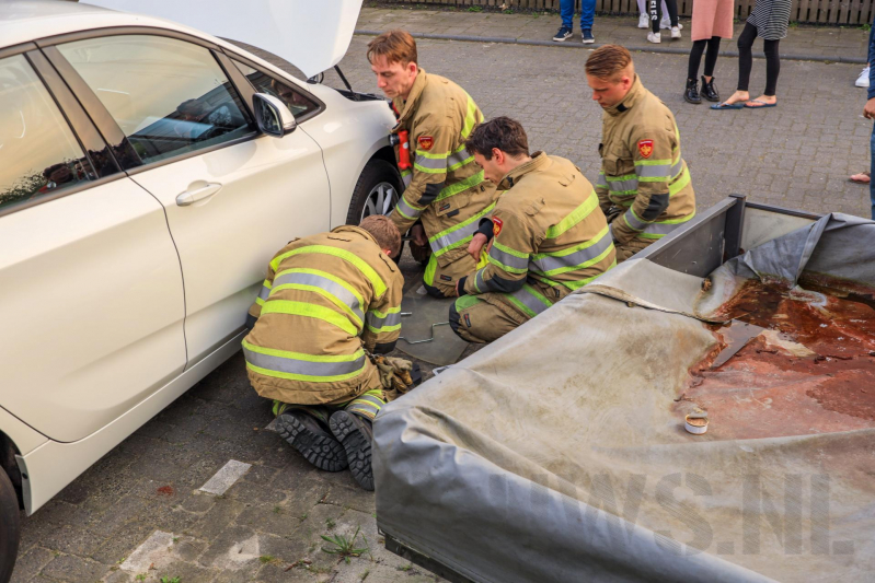 Poes Soba vast in motorcompartiment