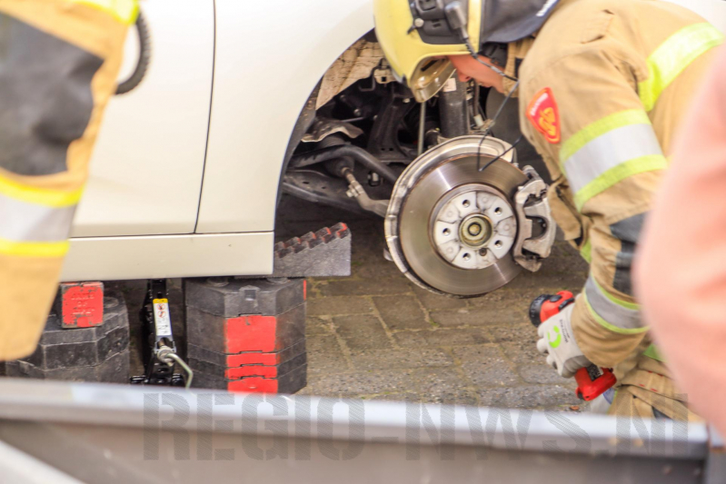 Poes Soba vast in motorcompartiment