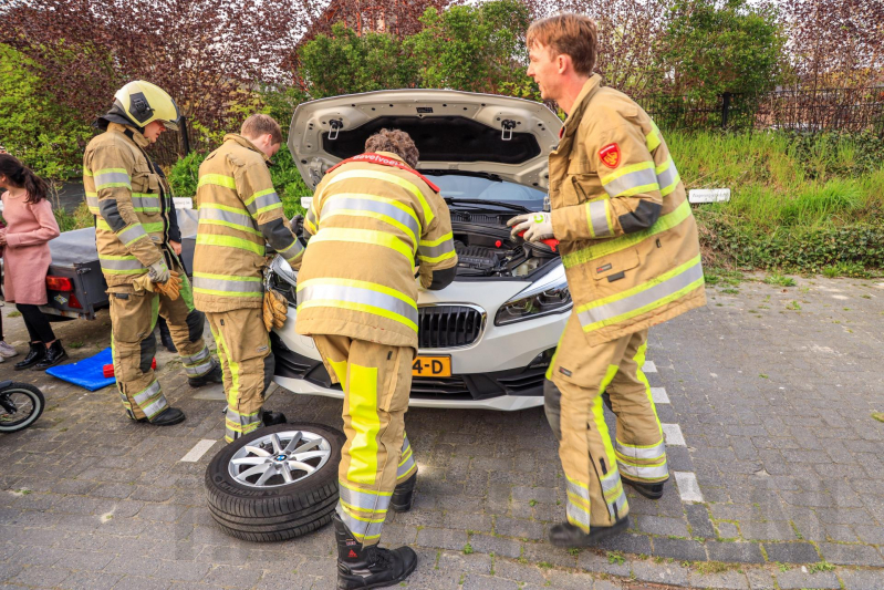 Poes Soba vast in motorcompartiment