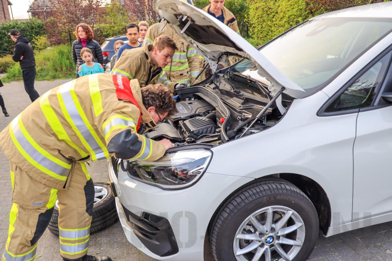 Poes Soba vast in motorcompartiment