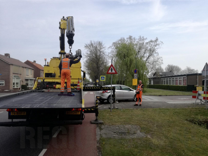 Bestuurster rijdt zich vast op betonblok