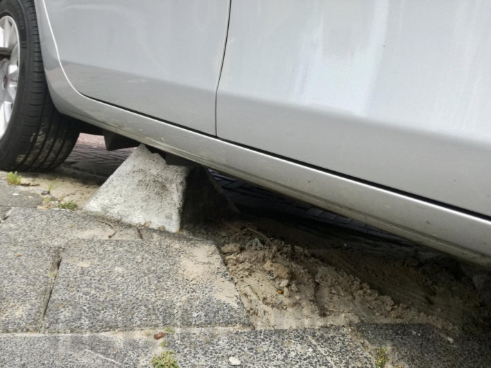 Bestuurster rijdt zich vast op betonblok