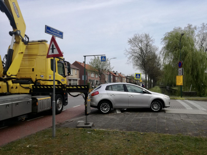 Bestuurster rijdt zich vast op betonblok