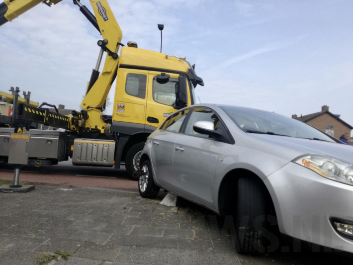 Bestuurster rijdt zich vast op betonblok