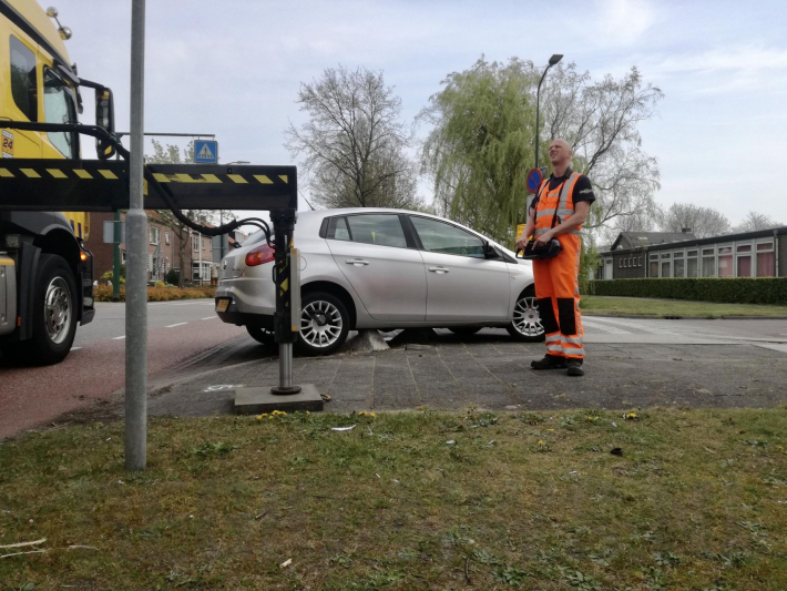 Bestuurster rijdt zich vast op betonblok