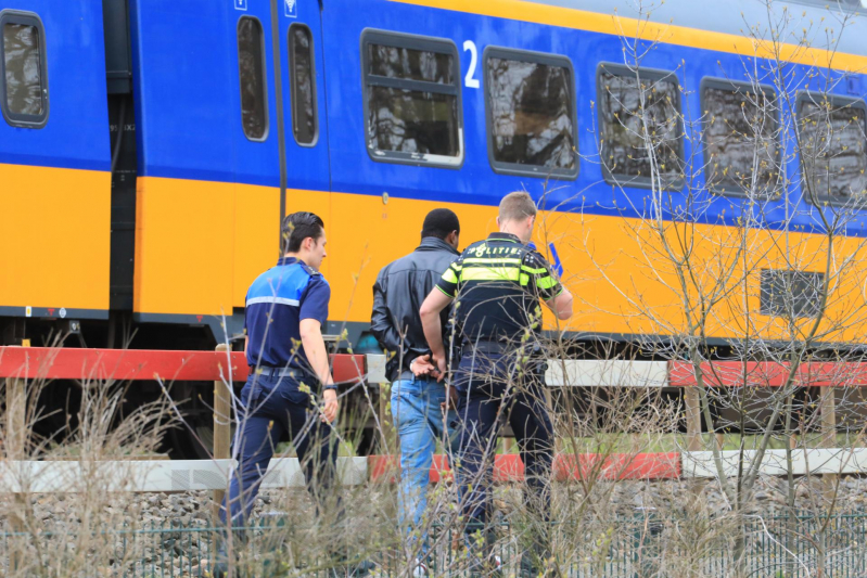 Schennispleger uit stilstaande trein gehaald en gearresteerd