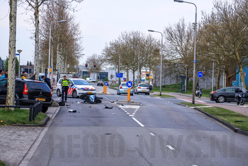 Flinke ravage na aanrijding tussen auto en scooter