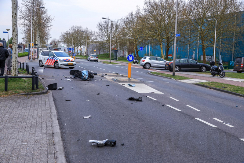 Flinke ravage na aanrijding tussen auto en scooter