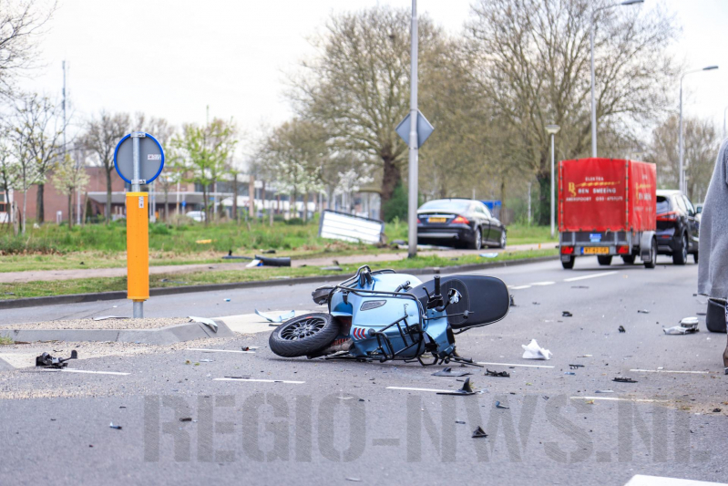 Flinke ravage na aanrijding tussen auto en scooter