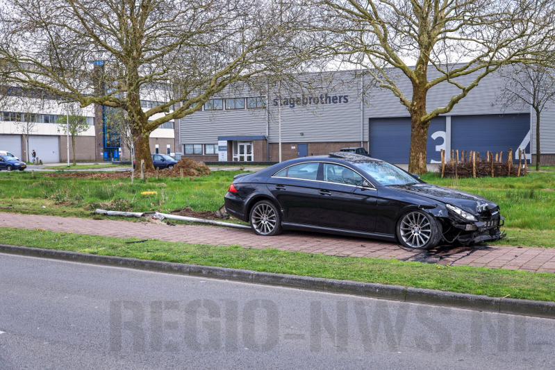 Flinke ravage na aanrijding tussen auto en scooter