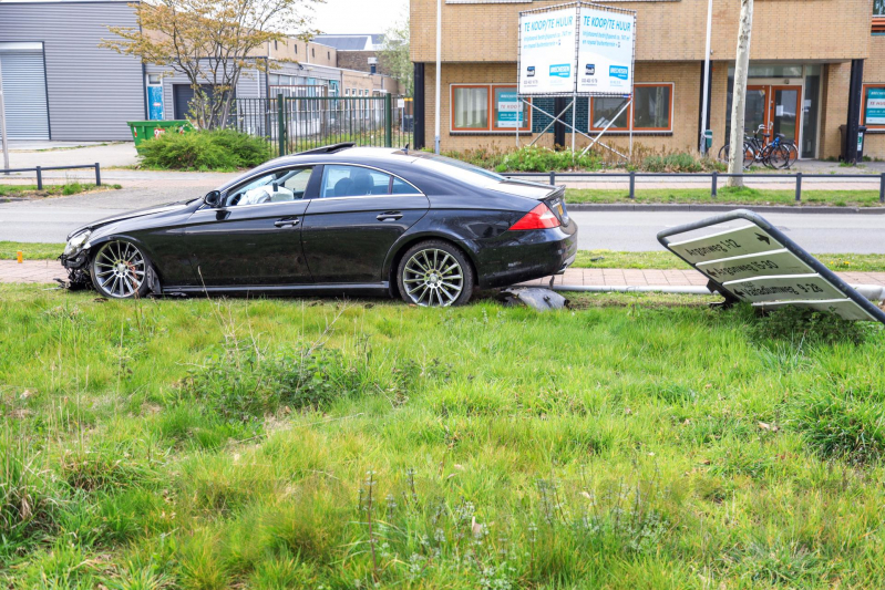 Flinke ravage na aanrijding tussen auto en scooter