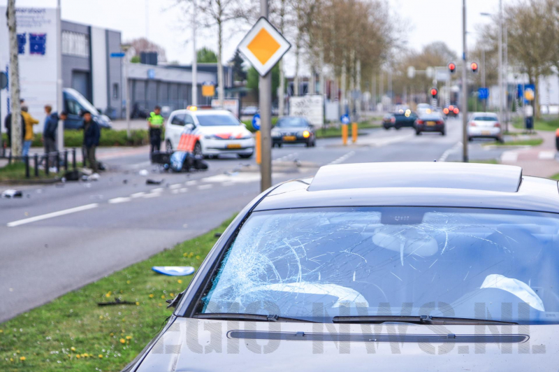 Flinke ravage na aanrijding tussen auto en scooter