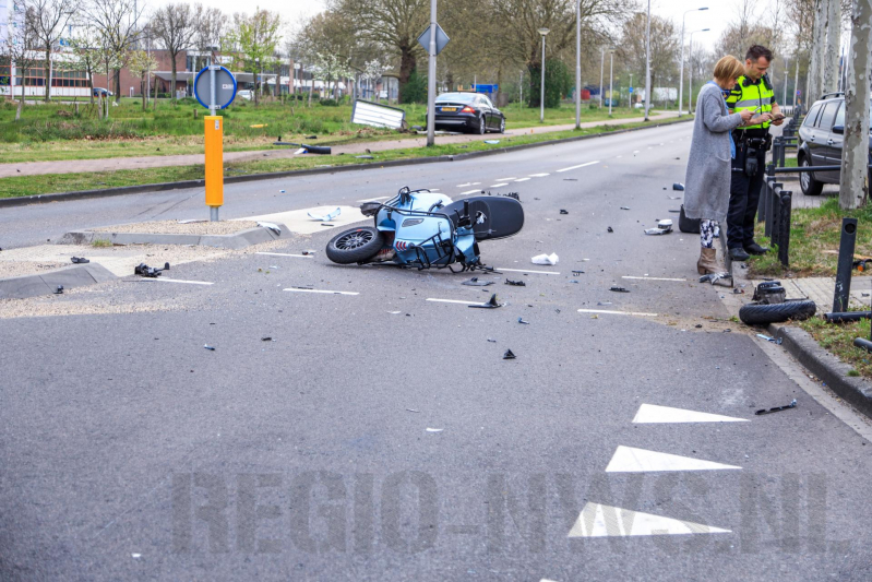 Flinke ravage na aanrijding tussen auto en scooter
