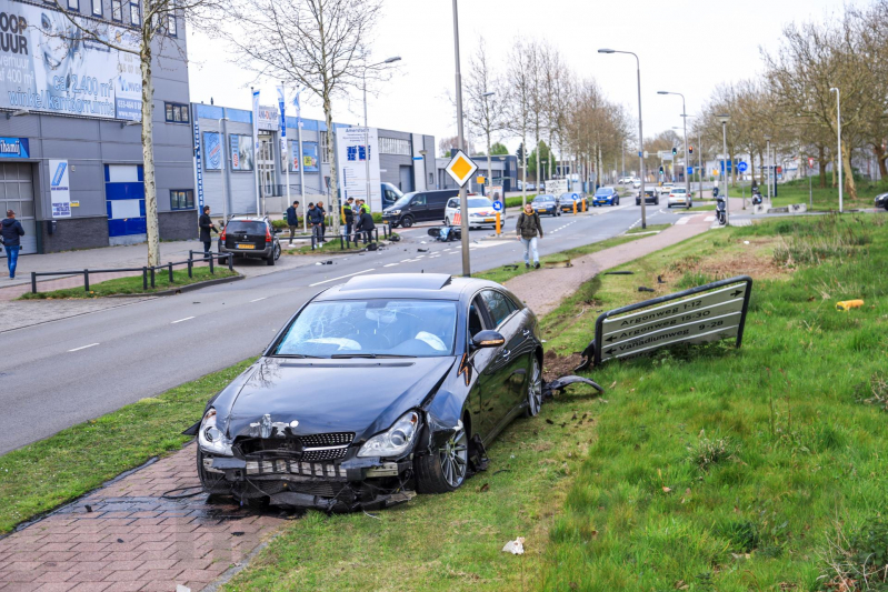 Flinke ravage na aanrijding tussen auto en scooter